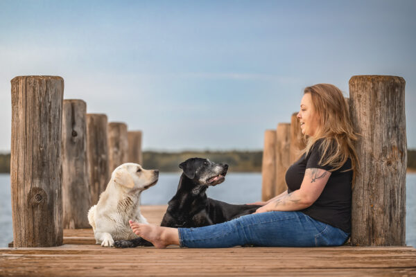 Die Fotografin, Anja Baumbach mit Ihren 2 Hunden Emily und Fedo beim Fotoshooting am See.